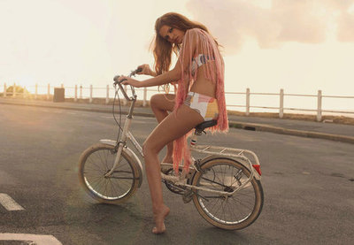 Mädchen nackt auf dem fahrrad
